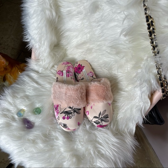 Victoria’s Secret Slippers Pink Faux Fur with Gift Bag 💕 - Picture 3 of 13